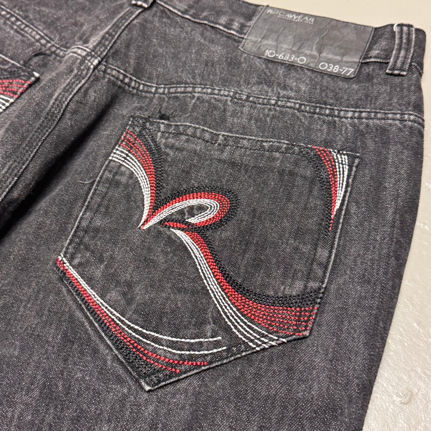 2000‘s Rocawear Hip Hop Shorts/Jorts (W40)