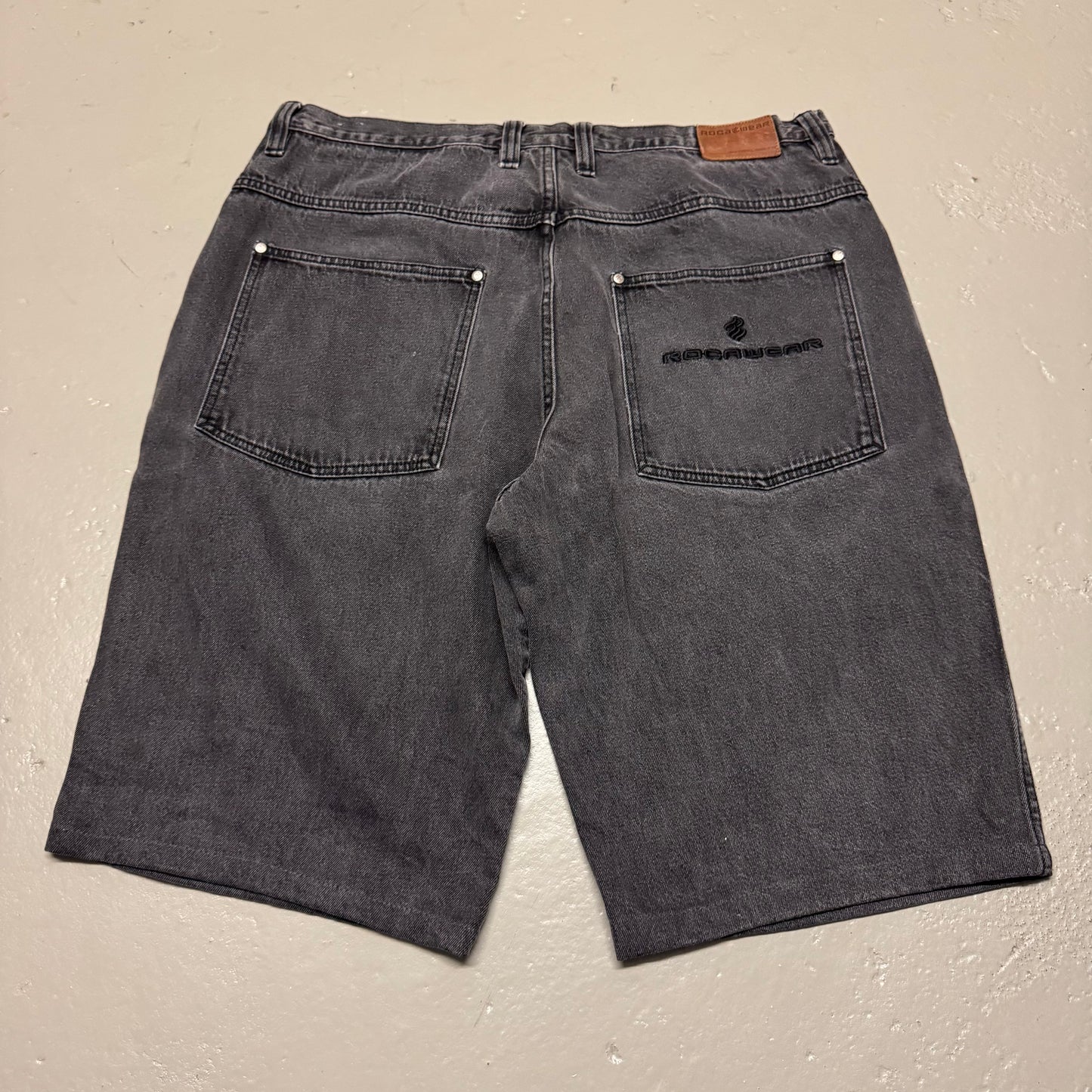 2000‘s Rocawear Hip Hop Shorts/Jorts (W40)