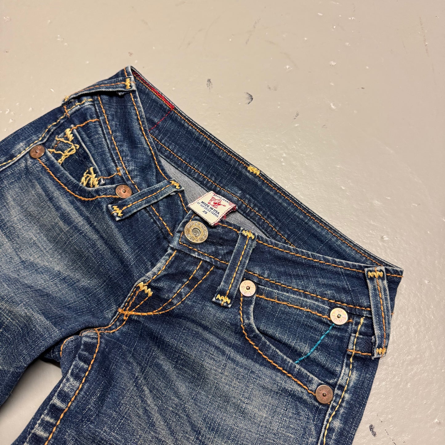 2000‘s True Religion Flared Low Waist Jeans Women‘s (Size 25)