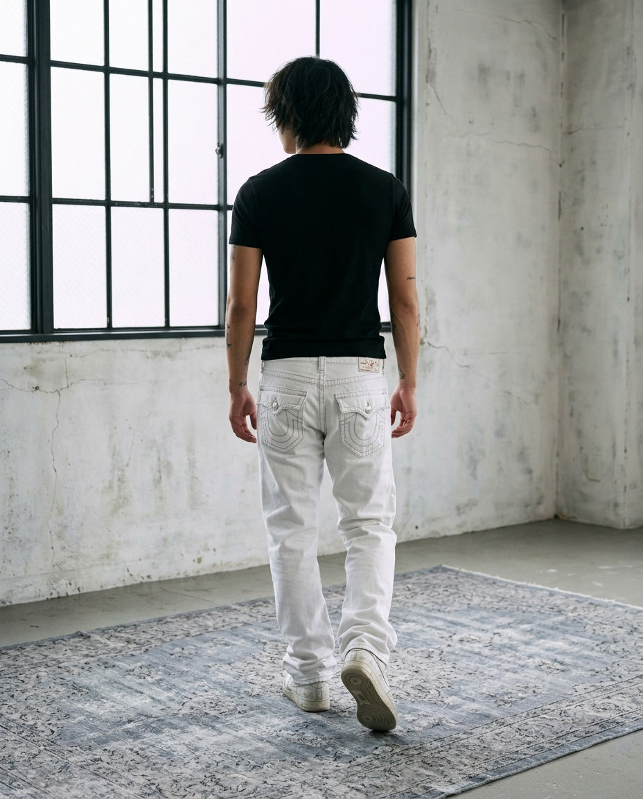 Model wearing True Religion Straight white XL