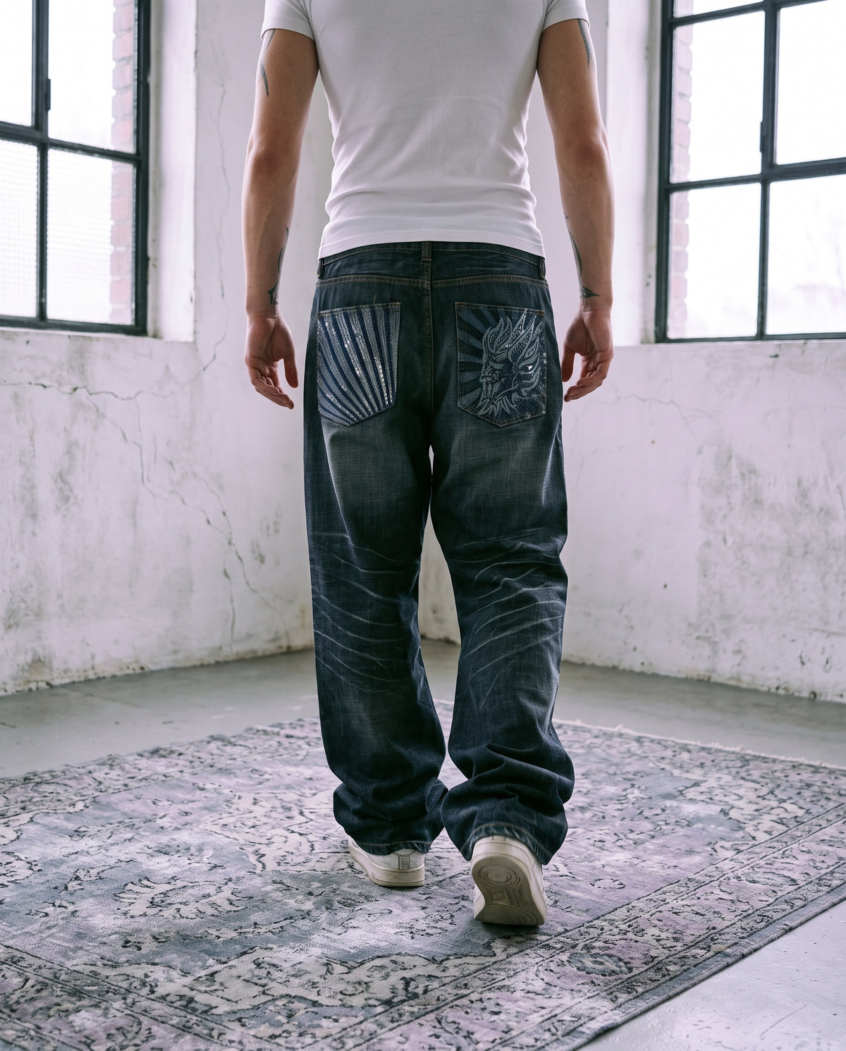 Model wearing Oniarai Baggy XXL