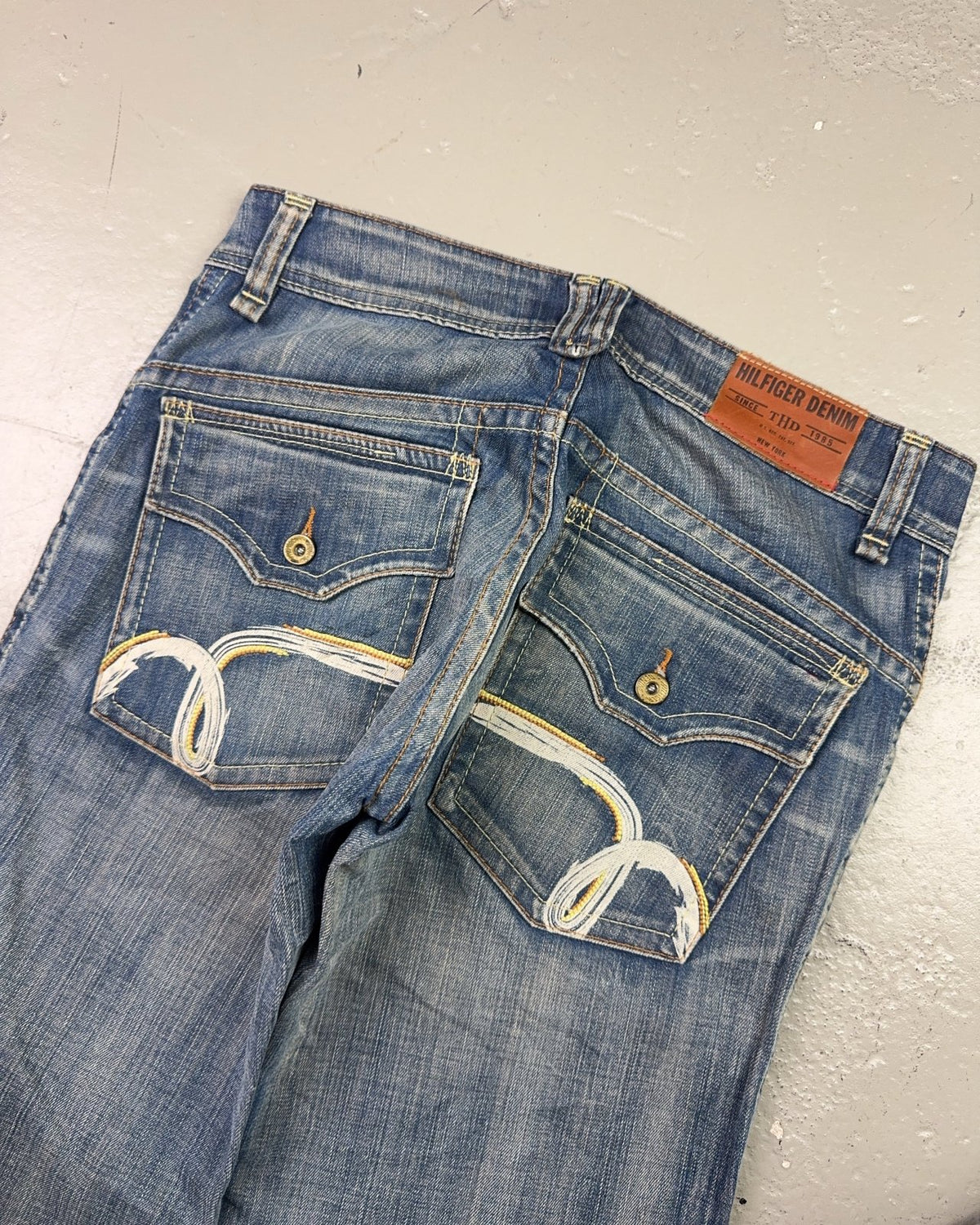 2000's Hilfiger Denim Baggy/Bootcut Jeans *rare 32x32 (M) - Lennys Vintage