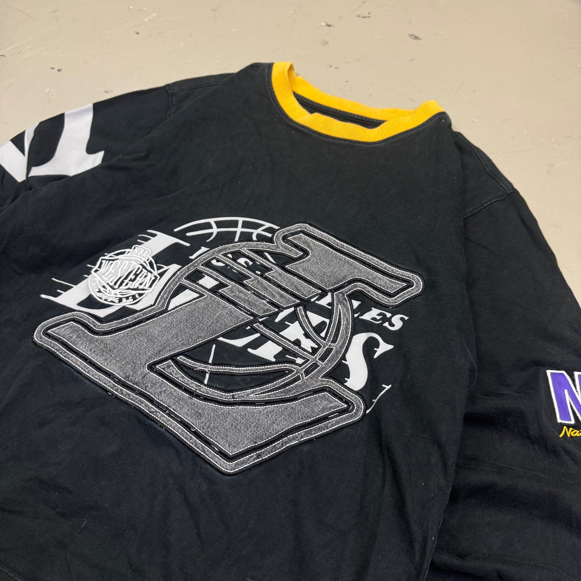 2000‘s LA Lakers Basketball Sweater *rare (M) - Lennys Vintage