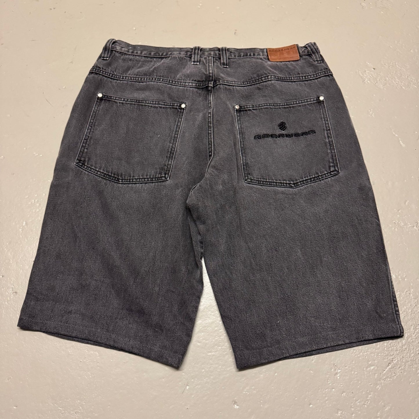2000‘s Rocawear Hip Hop Shorts/Jorts (W40) - Lennys Vintage