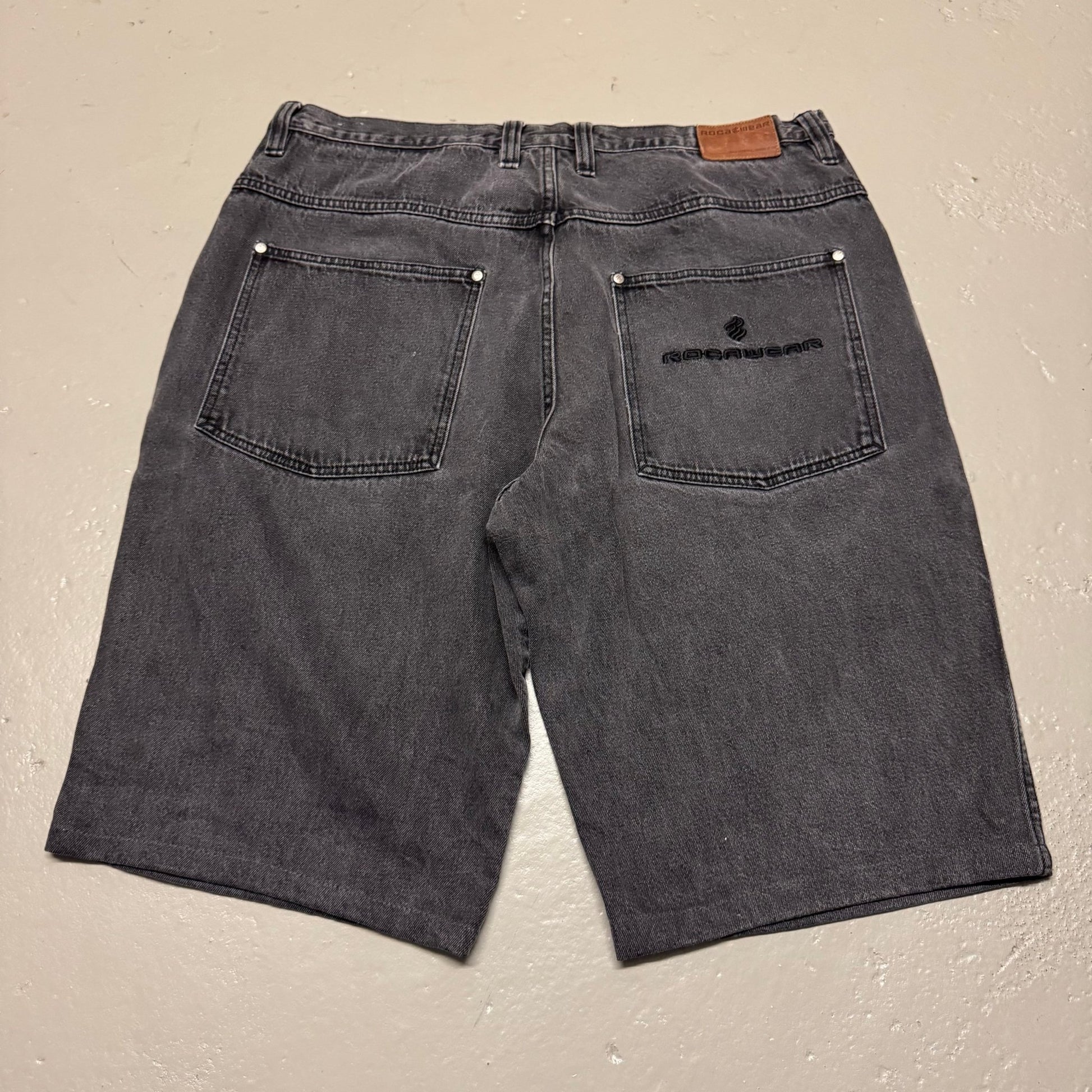 2000‘s Rocawear Hip Hop Shorts/Jorts (W40) - Lennys Vintage