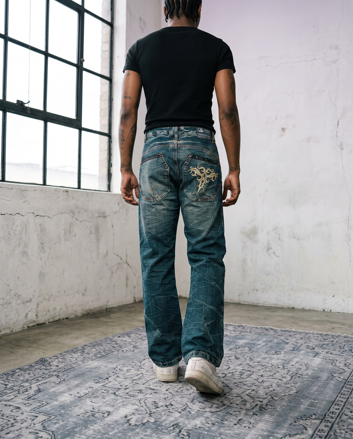 Model wearing Eightmun Jeans S