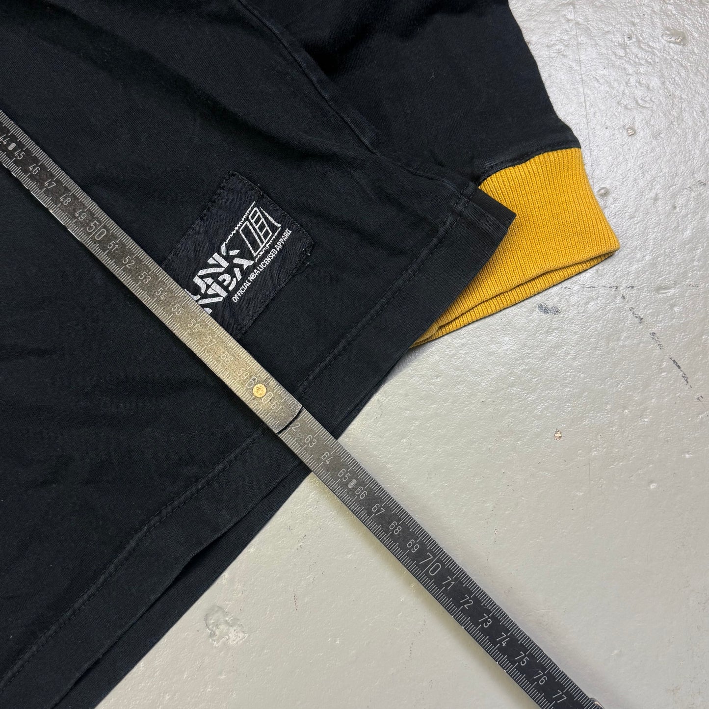 2000‘s LA Lakers Basketball Sweater *rare (M)