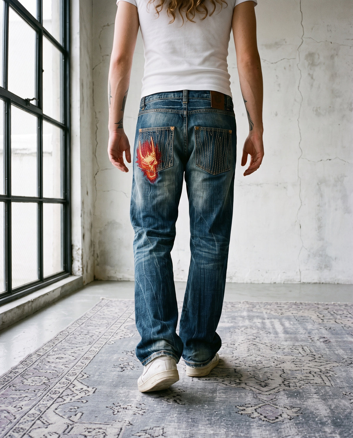 Model wearing Oniarai Straight Bootcut M