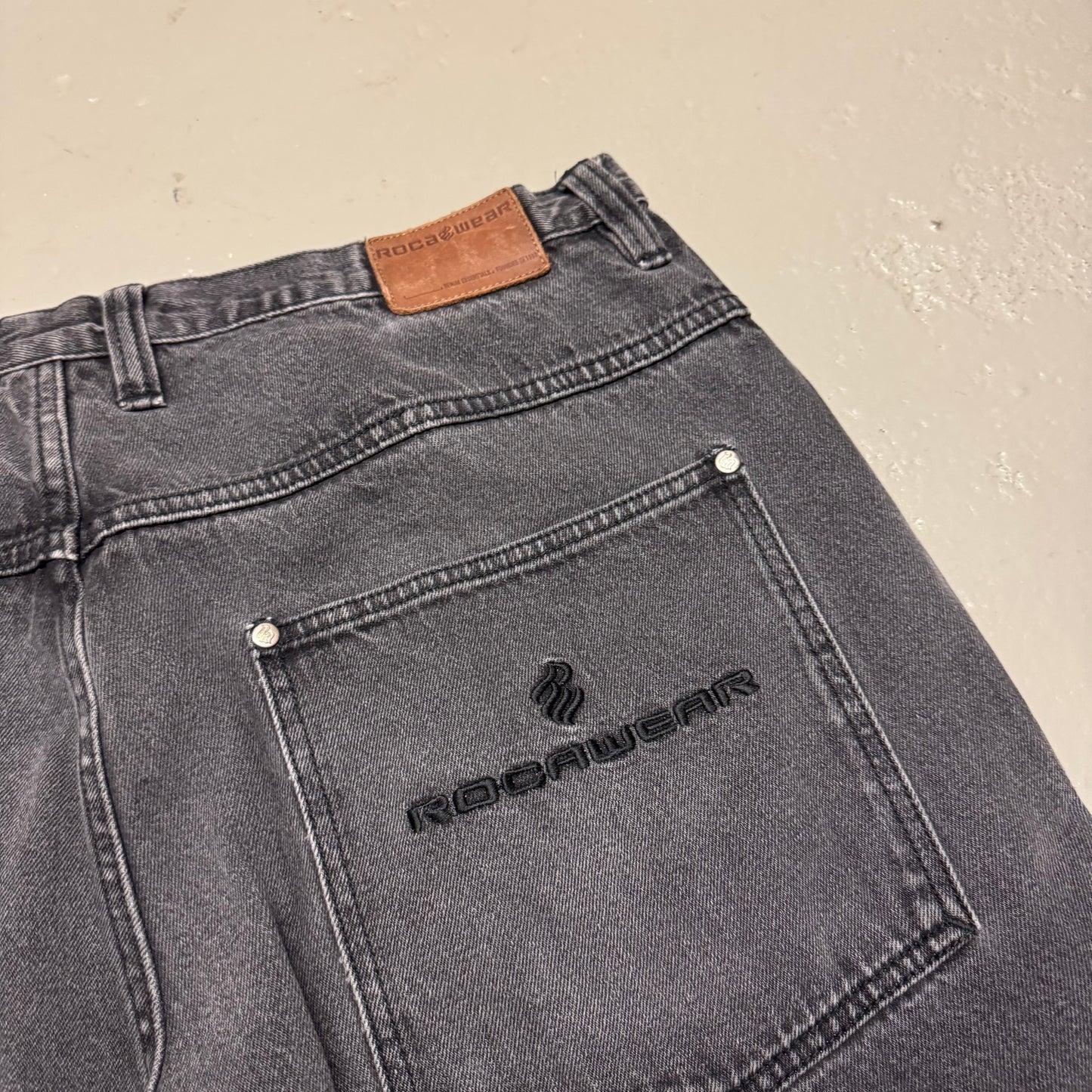 2000‘s Rocawear Hip Hop Shorts/Jorts (W40)