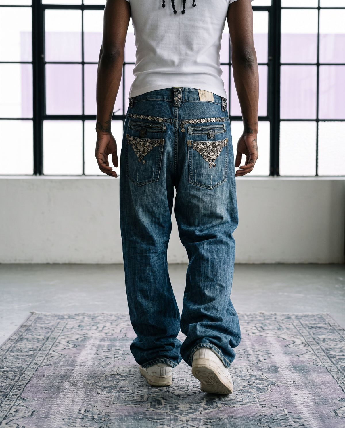 Model wearing Taverniti Baggy L