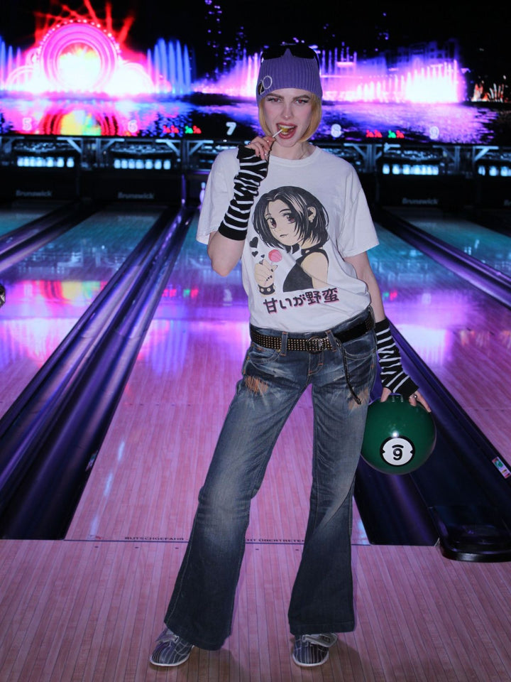 Outfit-Inspiration: Flared Vintage Jeans mit Anime-Shirt beim Bowling