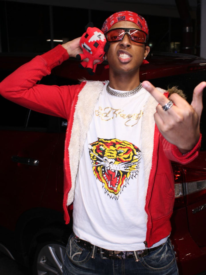 Outfit-Inspiration: Rote Vintage Weste mit Tiger-Shirt