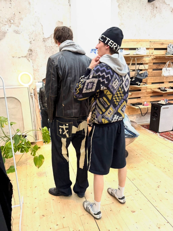 Outfit-Inspiration: Lederjacke und Japanese Denim im Store
